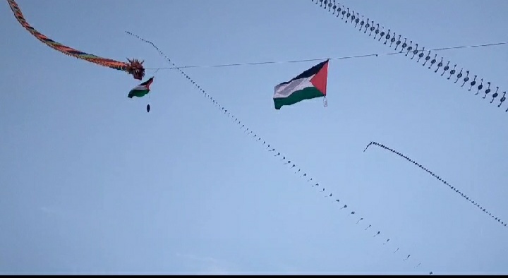 2 Bendera Palestina Berkibar di Langit Lampung, Doa dan Dukungan