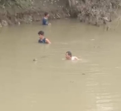 Warga Berupaya Melakukan Penyisiran Sungai Untuk Menemukan Sopian Warga Jambe, Ancolpasir, Kab. Tang
