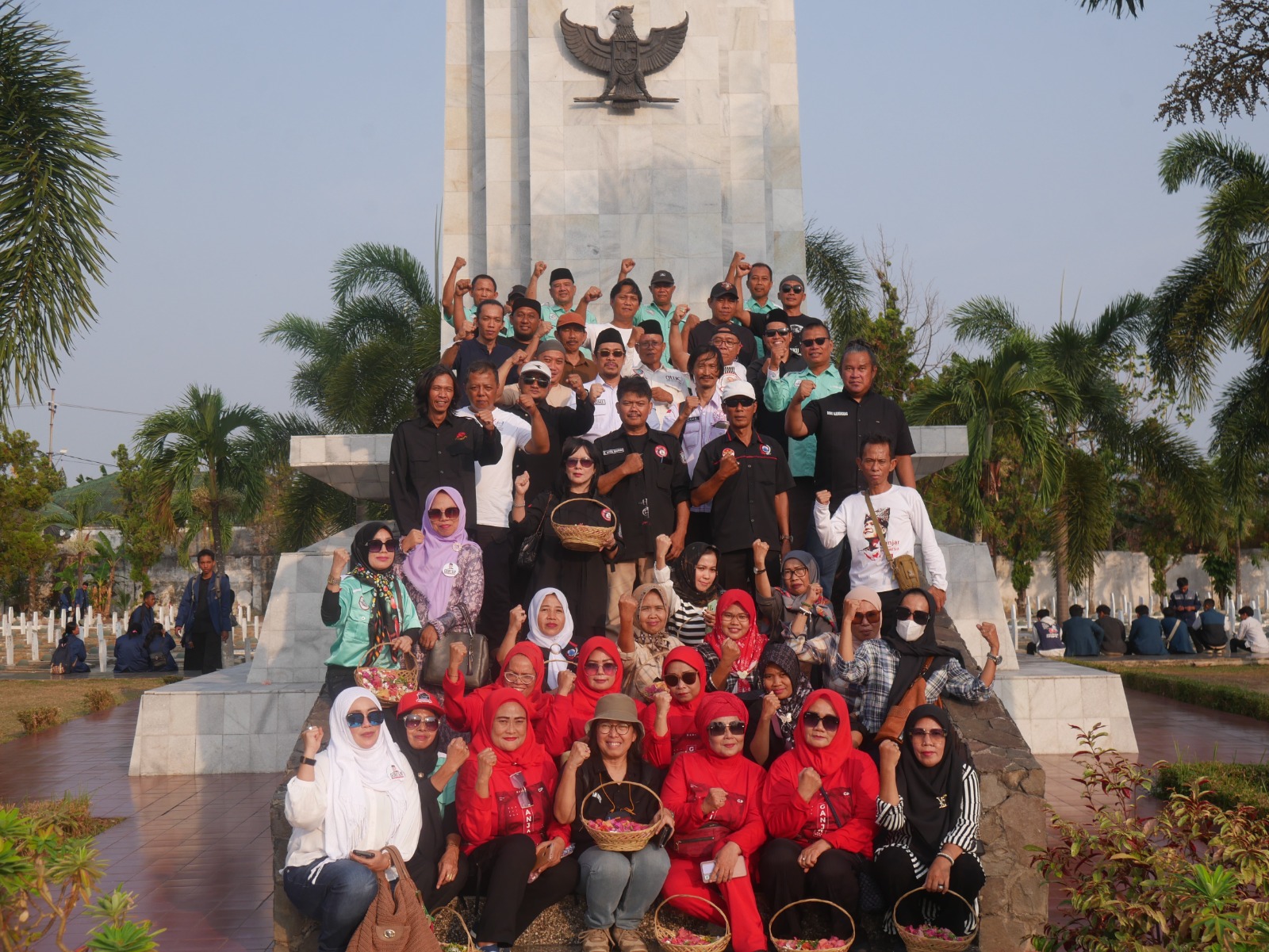 Relawan Ganjar-Mahfud Lampung Tabur Bunga Hari Pahlawan