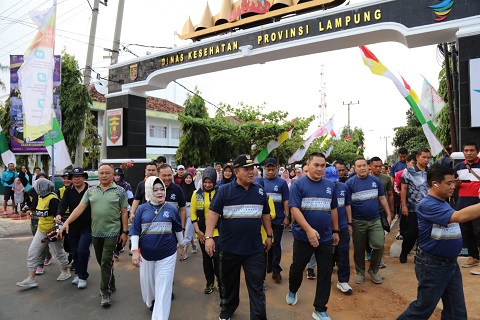 Gubernur Arinal Bersama Ribuan Masyarakat Lampung Meriahkan Jalan Sehat dalam Peringatan Hari Kesehatan Nasional ke-59