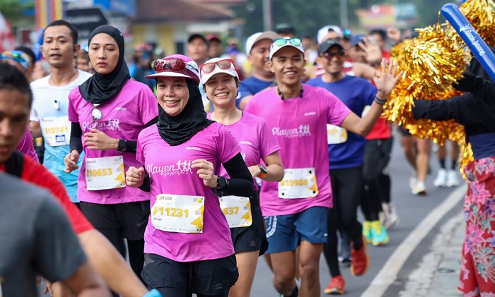 Keren Banget, Siti Atikoh Ganjar Berhasil Finish Nomor Full Marathon di Borobudur Marathon