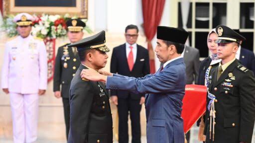 Jenderal Agus Subiyanto Saat Dilantik Menjadi KASAD oleh Presiden Joko Widodo di Istana 
