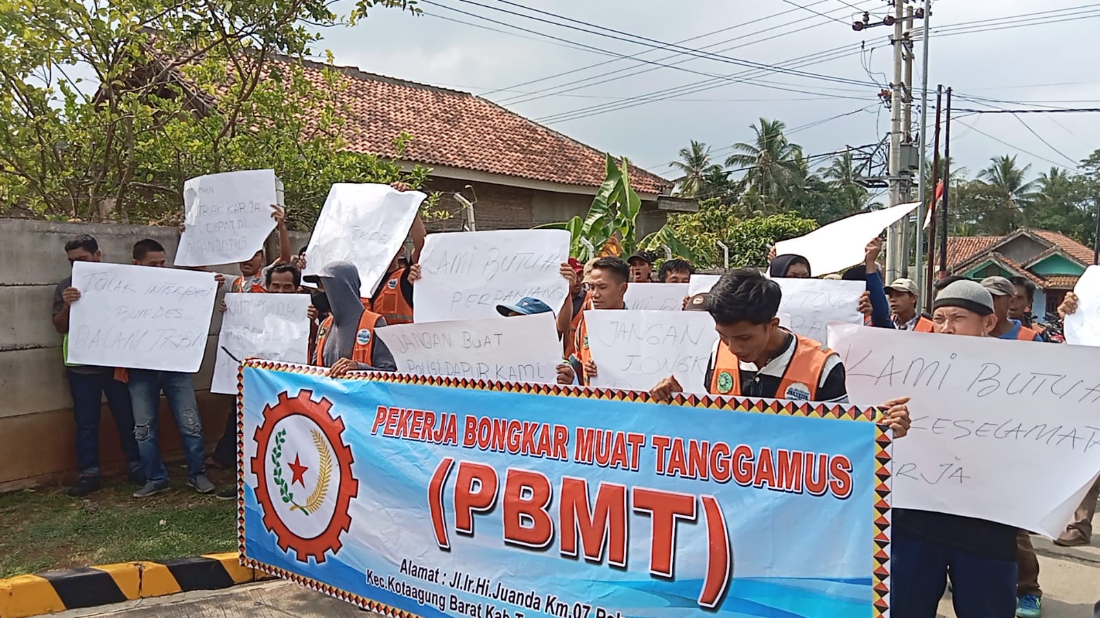 Kesepakatan Tak Terealisasi, TKBM Demo di Depan Pabrik Aqua