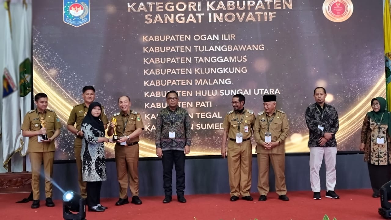 Pj Bupati Mulyadi Irsan Terima Penghargaan Kabupaten Sangat Inovatif