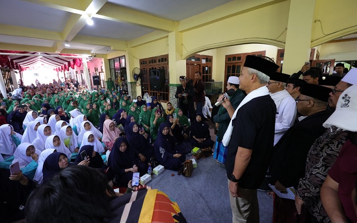 Ganjar Pranowo saat berada di Ponpes Sirojul Munir Jatiasih, Bekasi