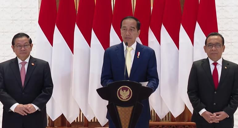 Presiden Jokowi (tengah) memakai dasi warna kuning