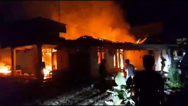 Rumah dan Toko Sparpart Ludes Terbakar di Wayjepara