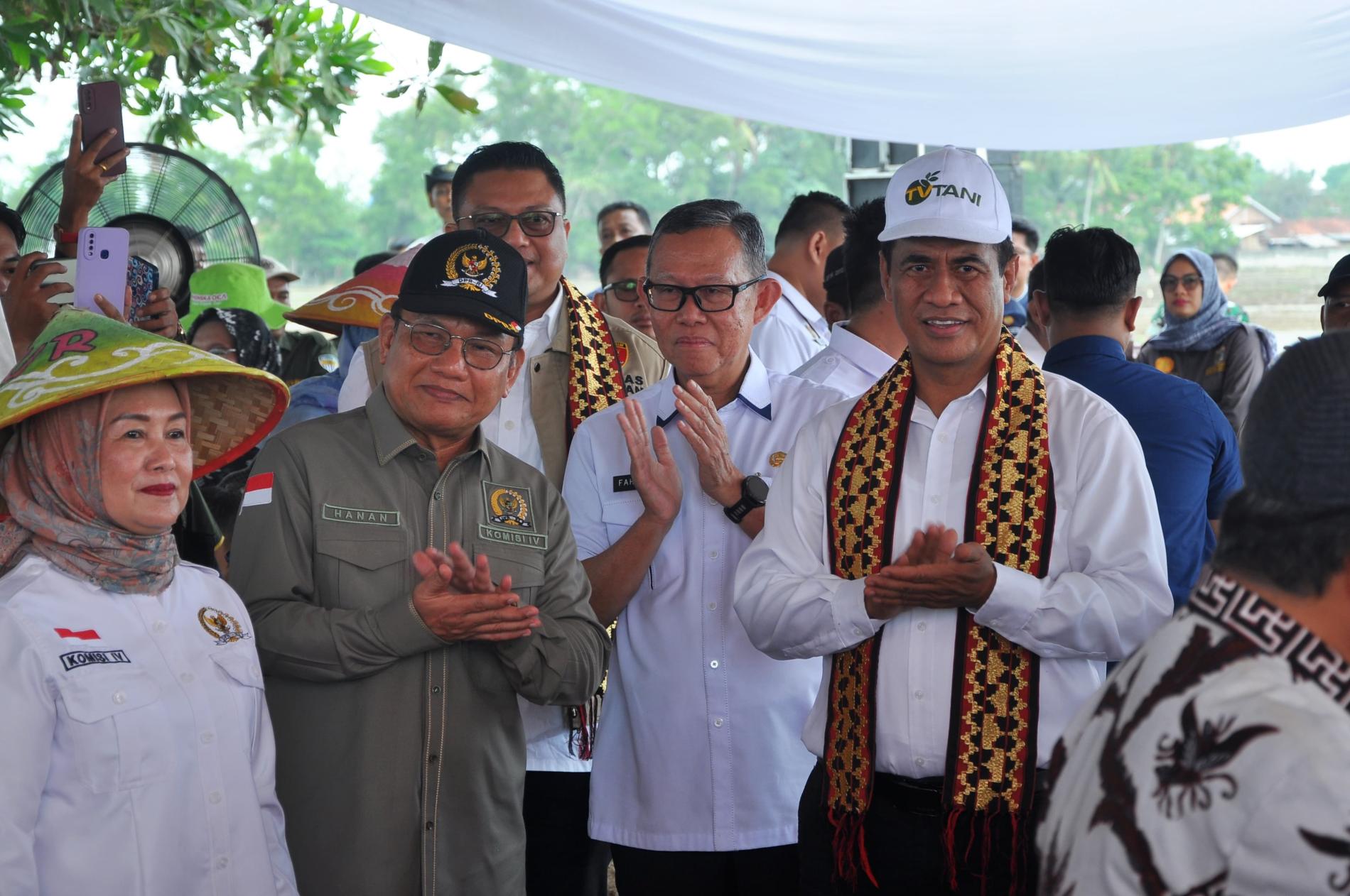 Sekdaprov Lampung Dampingi Menteri Pertahanan RI Pada Gerakan Tanam Sistem Akselerasi Percepatan Masa Tanam