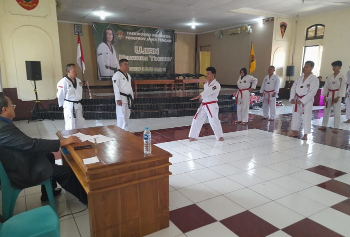 Peserta saat menjalani UKT taekwondo di Magelang UKT