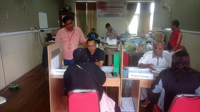 Suasana pendaftaran pengawas TPS di kantor Kecamatan Semarang Timur