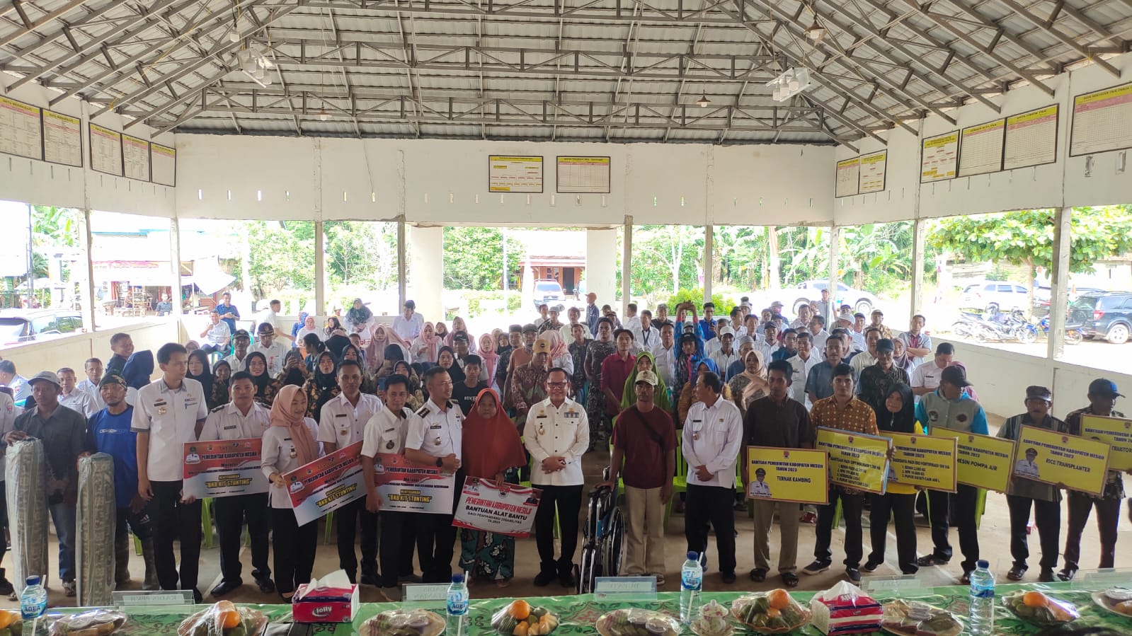 Pemkab Mesuji Bagikan bantuan ke Masyarakat di Kecamatan Mesuji Timur