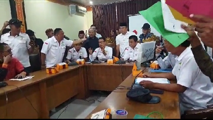 Aming Mangkir, RDP Hutan Kota Ricuh Dewan vs Laskar dan Warga
