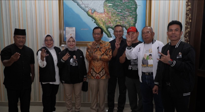    Prof Mahfud di Lampung, Dapat Gelar Adat dan Siap Ditabrak Milenial