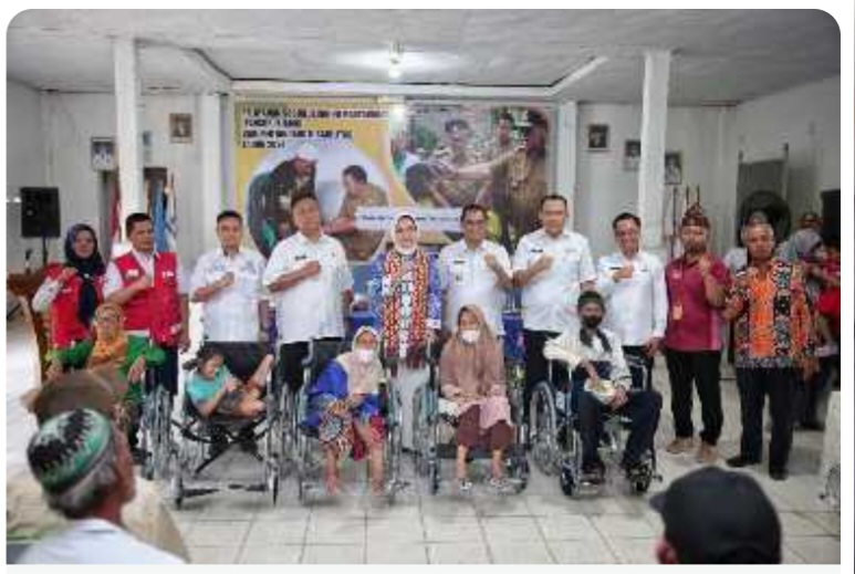 Riana Sari Arinal Serahkan Bantuan Kursi Roda ,Alat Bantu Dengar dan Jalan Kepada  Penyandang Disabilitas
