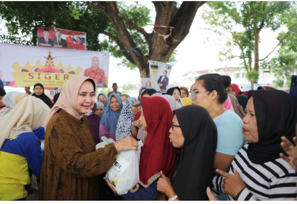 Ibu Riana Sari Arinal Salurkan Bantuan Sembako Program Gerakan Siger Kepada Warga Teluk Betung Utara Bandar Lampung