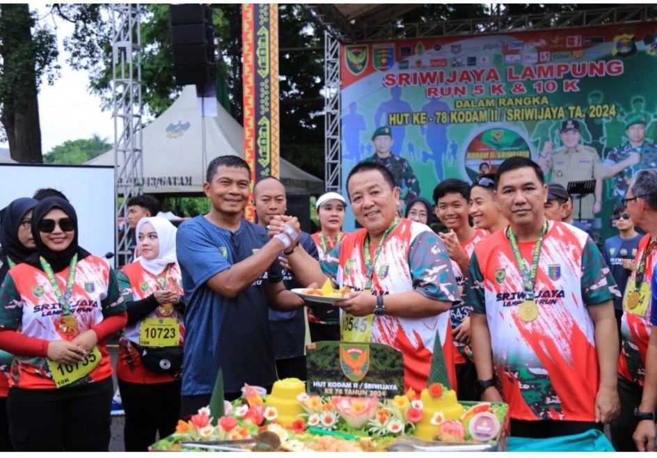 Gubernur Lampung Arinal Djunaidi dan Danrem 043/Garuda Hitam Brigjen TNI Iwan Ma’ruf Zainudin melepas peserta Sriwijaya Lampung Run 2024 .