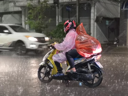Berkendara Sepeda Motor di Musim Hujan