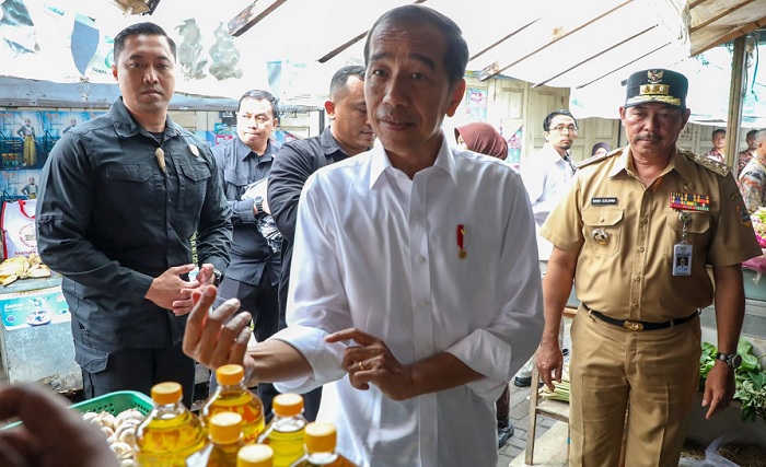 Presiden Jokowi dan Pj Gubernur Kunjungi Pasar Blabak Magelang, Harga Sembako Normal