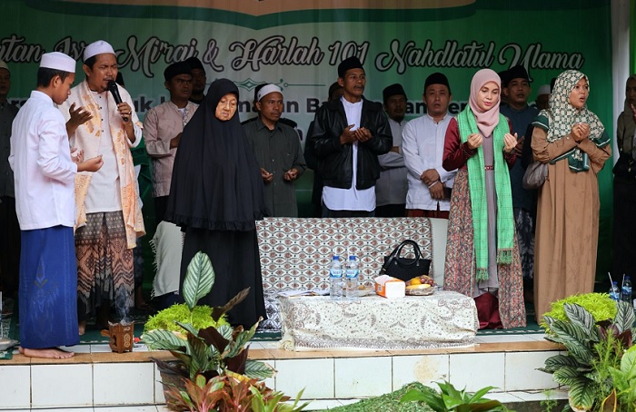 Di Banten, Atikoh Didoakan dan Diberi Semangat saat Sowan Abuya Muhtadi