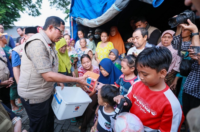 Pj Gubernur Jateng Tinjau Pengungsian Korban Banjir dan Tanggul di Demak