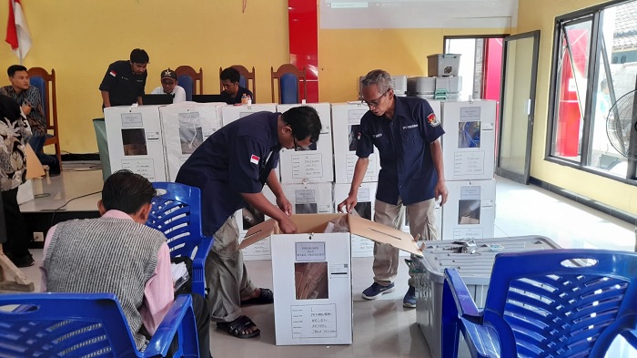 Rekapitulasi hitung suara Pemilu tingkat kecamatan di Kendal dimulai hari ini. Foto: Anik