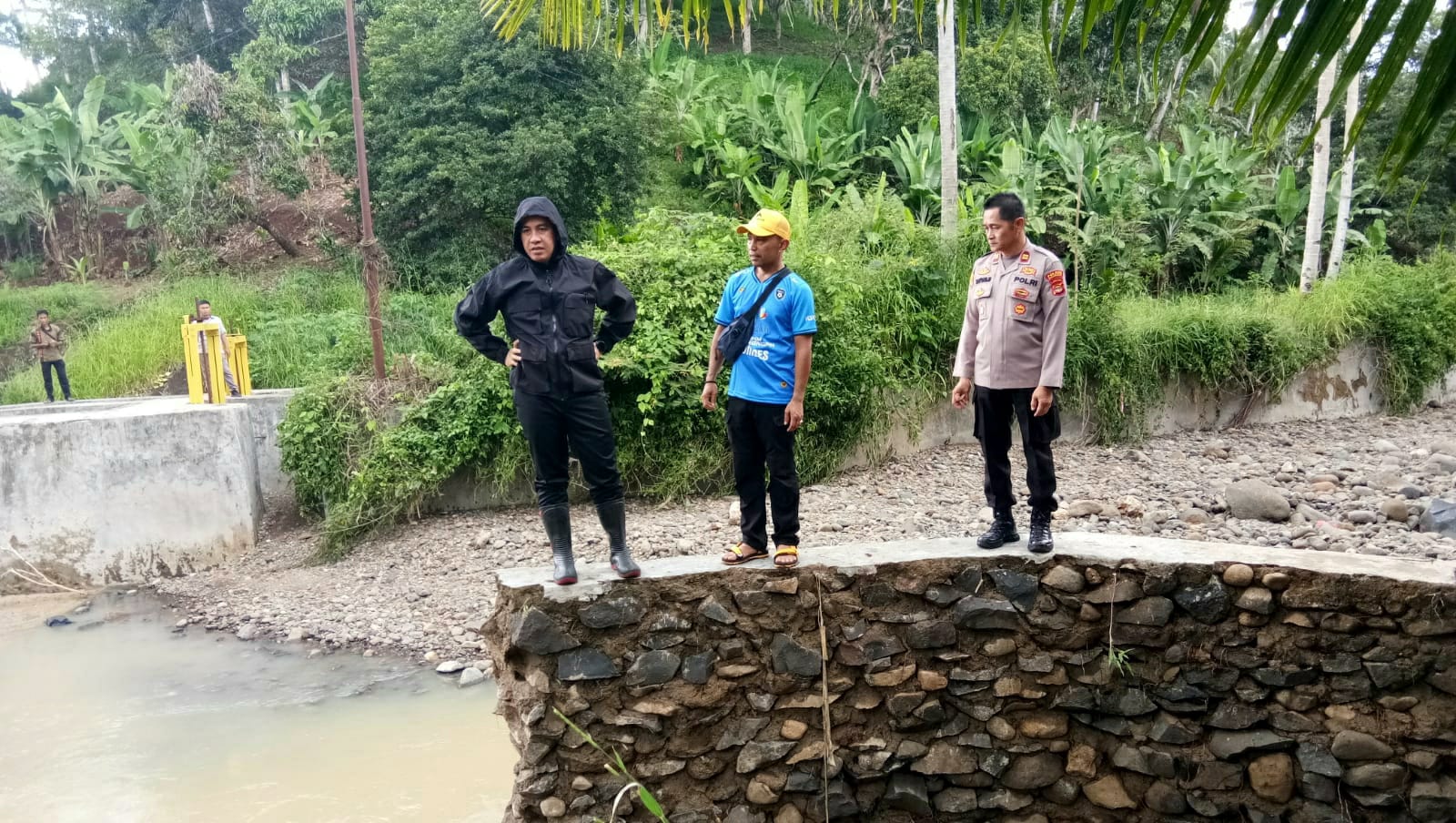 Bupati Pesawaran Dendi Ramadhona melihat tanggul jebol di Desa Bunut Kecamatan Wayratai pasca banjr/