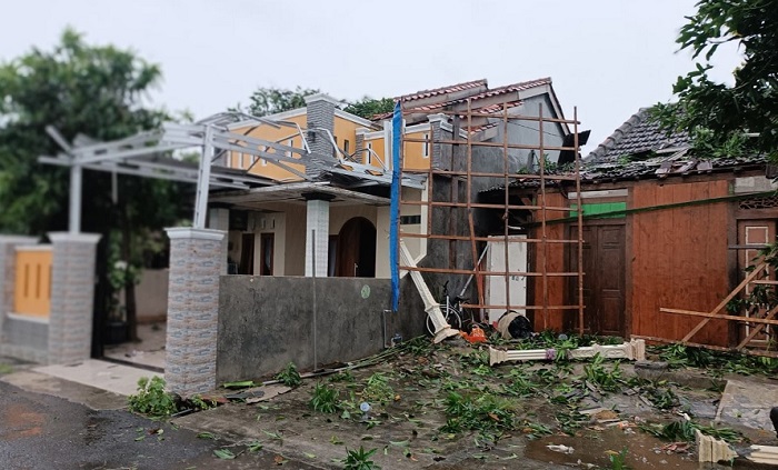Angin Puting Beliung Porak Porandakan 40 Rumah Warga Sumberagung Weleri