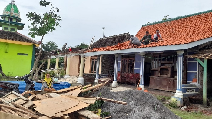 Dampak Puting Beliung, TNI-Polri Gotong Royong Perbaiki Rumah Warga di Weleri