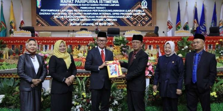 Sekdaprov Fahrizal Serahkan LKPJ Kepala Daerah Tahun 2023 kepada Ketua DPRD Lampung