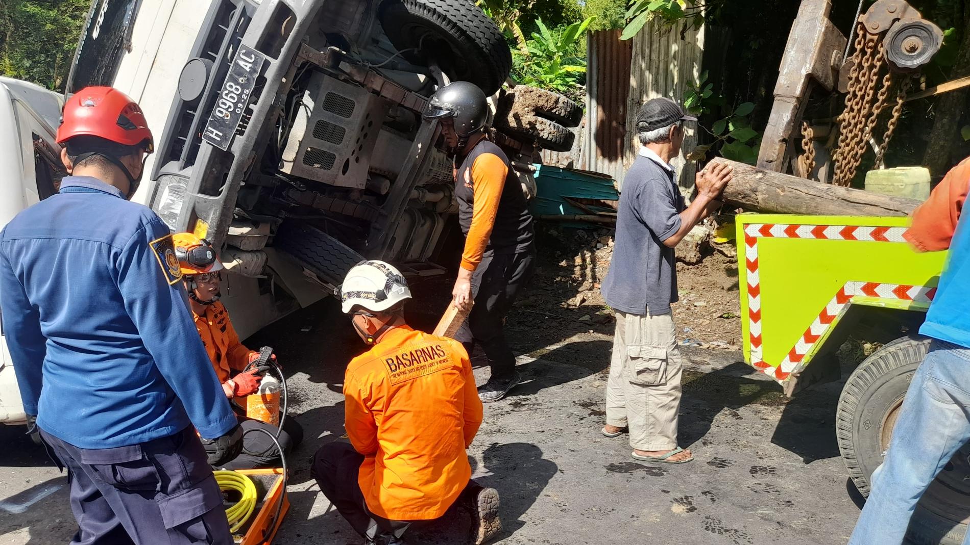 Gusti Randa Berhasil Selamatkan Diri, Truk Pasir Melorot di Tanjakan Maut Kota Semarang