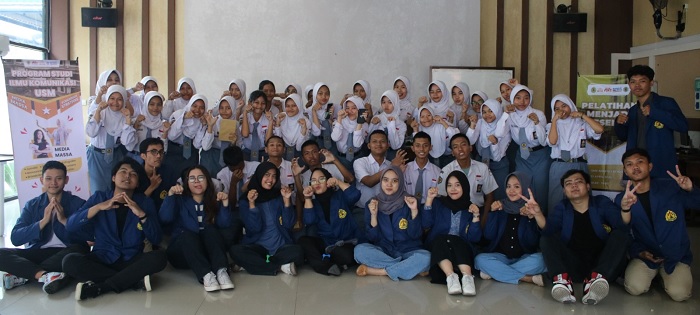 Mahasiswa Ilkom USM Sukses Gelar Pelatihan Presenter di SMKN 1 Semarang