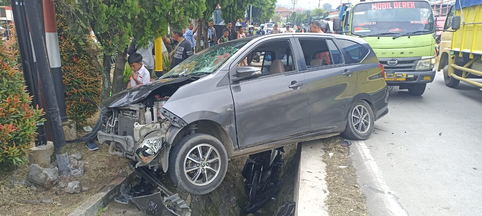 Rem Tidak Berfungsi Toyota Calya Tabrak Dua Sepeda Motor, Dua Luka-luka