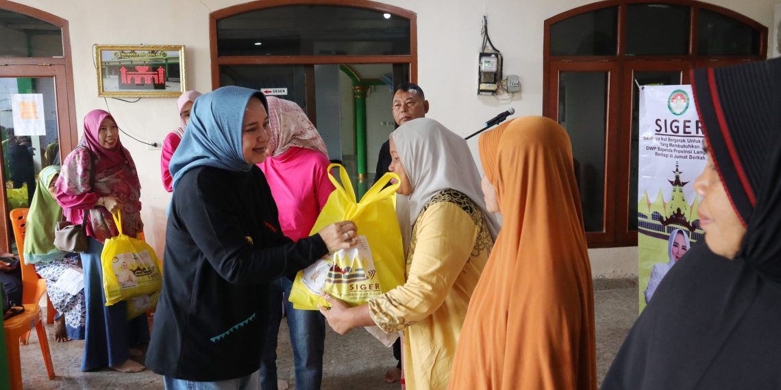 Ibu Riana Sari Arinal Salurkan Bantuan untuk Warga Terdampak Banjir