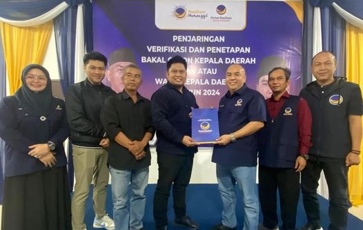 Mantan Wakil Menteri Hukum dan Hak Asasi Manusia (HAM) Denny Indrayana mengajukan formulir pendaftaran sebagai calon Gubernur Kalsel untuk Pilkada 2024. (ist/heloindonesia)