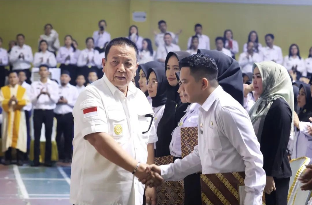 Tingkatkan Kualitas Pelayanan Publik, Gubernur Arinal Djunaidi Serahkan SK Fungsional Guru, Tenaga Kesehatan dan ASN Pemerintah Provinsi Lampung.