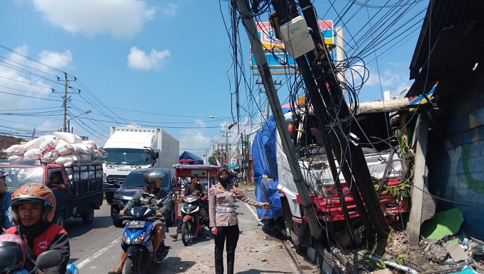 Rem Blong, Truk Molen Seruduk Halaman Minimarket di Ungaran Barat