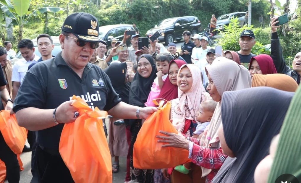 Gubernur Arinal Djunaidi Tebar Benih Ikan di Kabupaten Lampung Barat