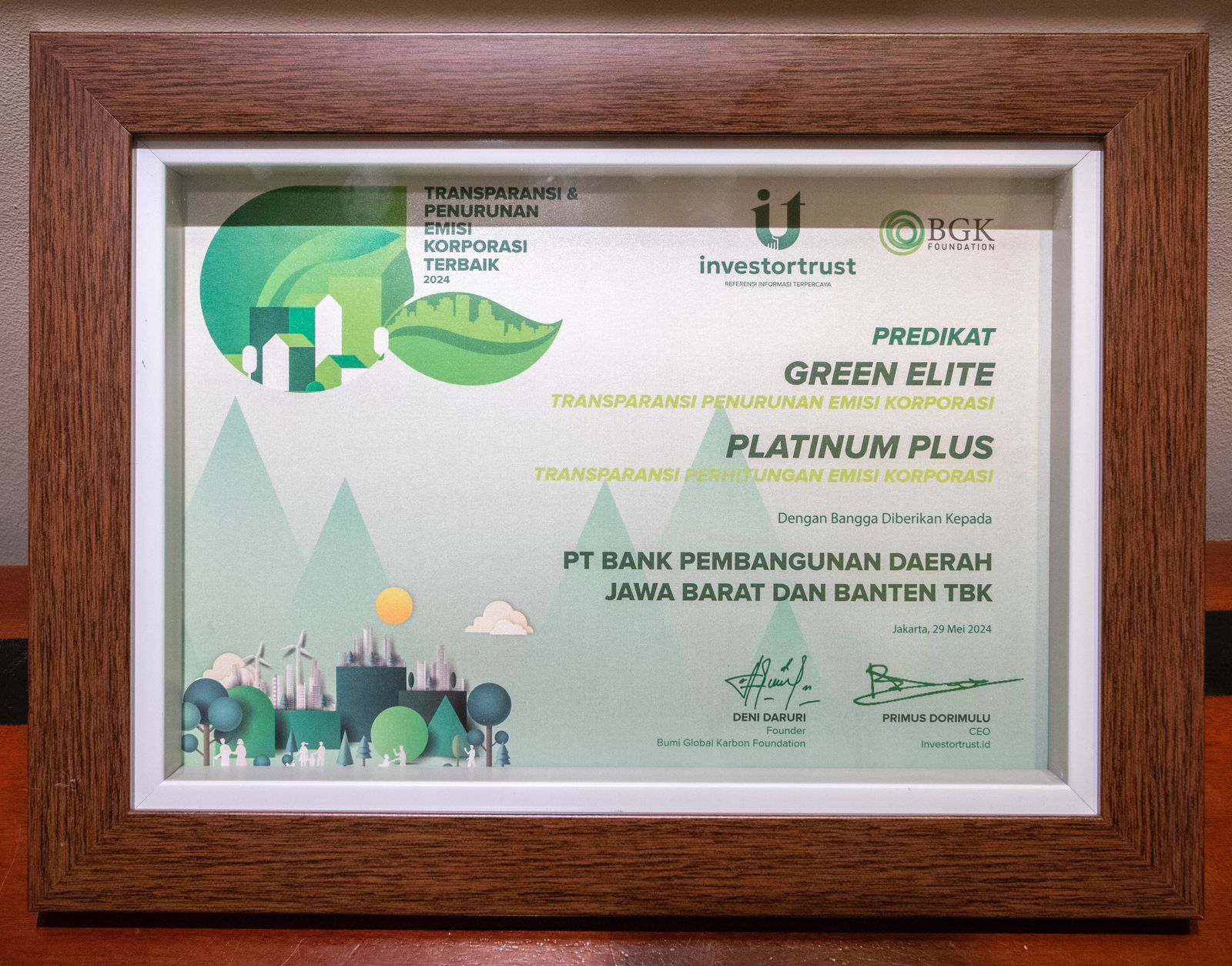 bank bjb meraih penghargaan Transparansi Penurunan Emisi Korporasi Terbaik 2024 dari Bumi Global Karbon (BGK) Foundation yang bekerjasama dengan Investortrust, pada Rabu (29/5/2024) di Hotel Aryaduta, Jakarta.  