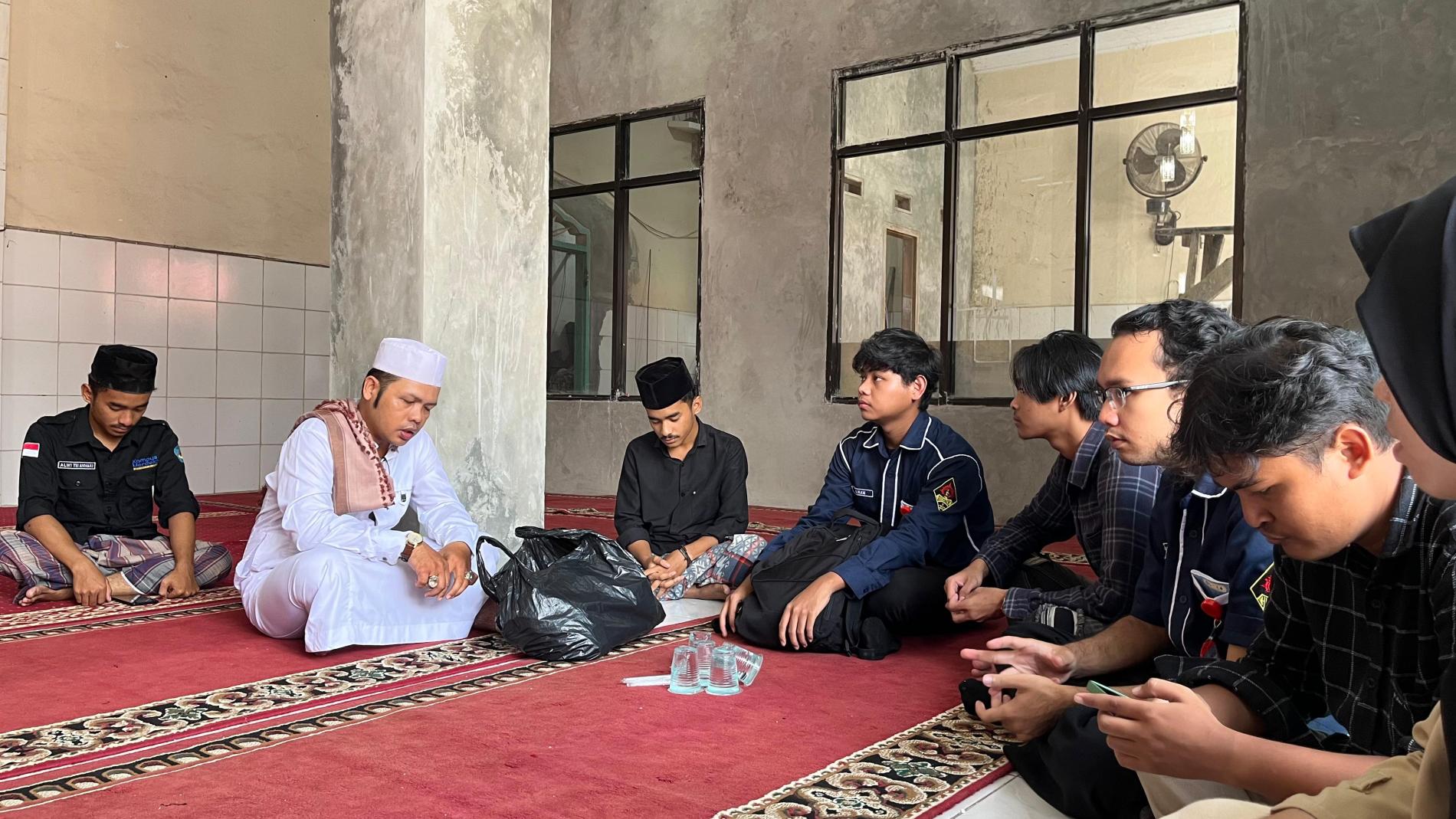 Himatika Unila Berbagi Sandal buat Wudhu ke Masjid Nurul Huda