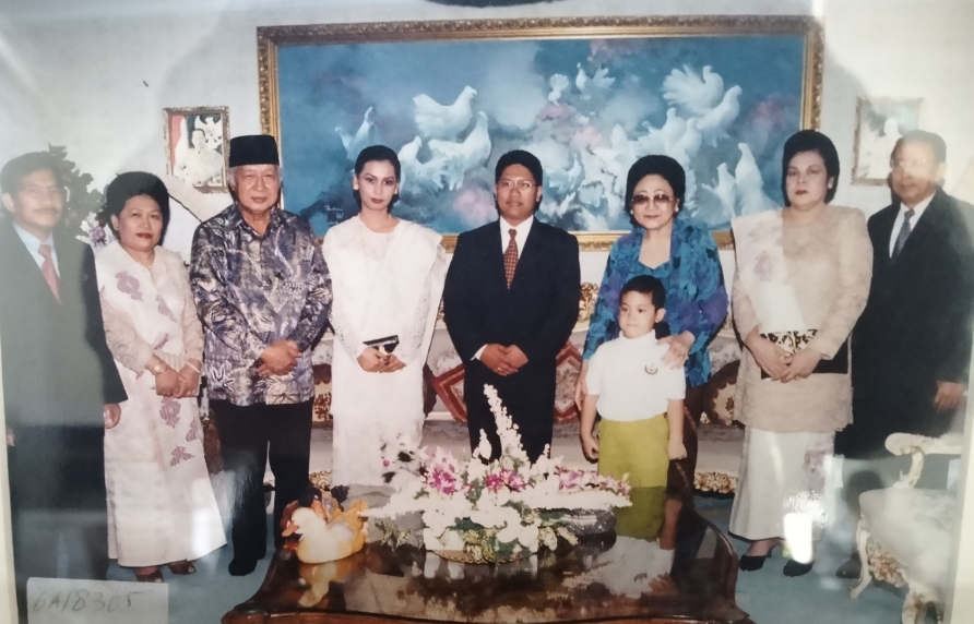Mantan Menteri Pendayagunaan BUMN Tanri Abeng bersama istri dan Presiden Soeharto.