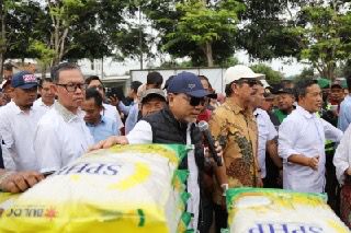 Plh. Gubernur Lampung Dampingi Mendag Zulkifli Hasan Pantau Harga dan Pasokan Bahan Kebutuhan Pokok di Pasar Natar