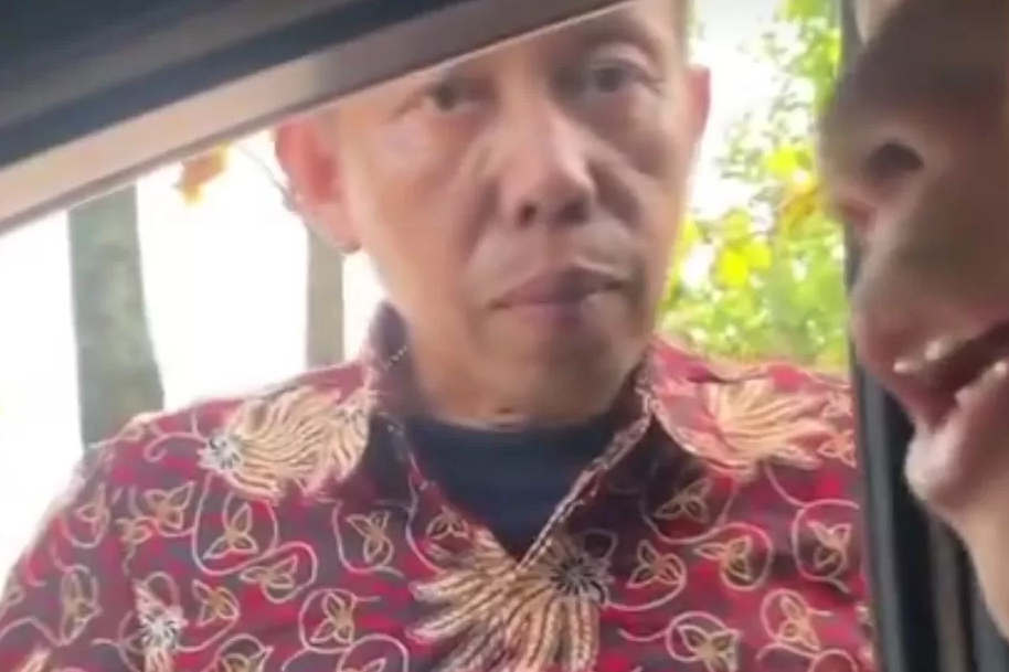 Video Viral Pria Baju Batik Merah