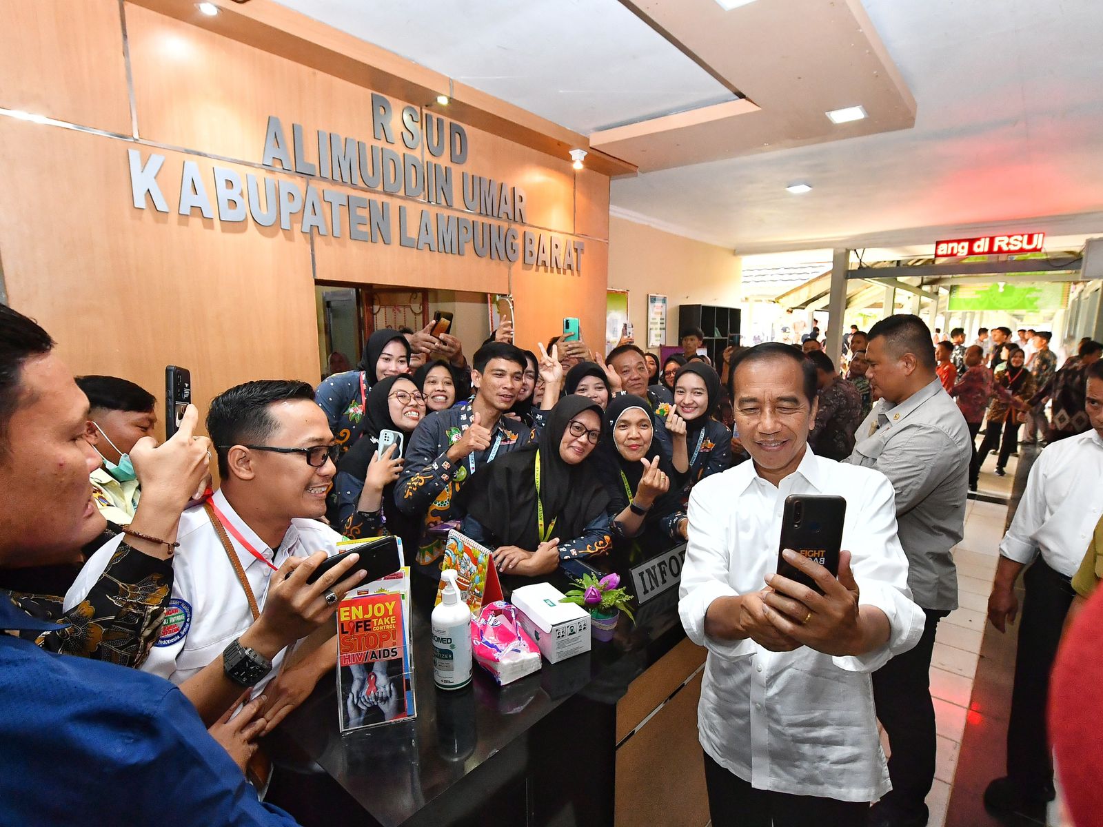 Kunjungi RSUD Alimuddin Umar Lampung Barat, Presiden Joko Widodo Didampingi Pj. Gubernur Lampung Dorong Peningkatan Sarana Kesehatan