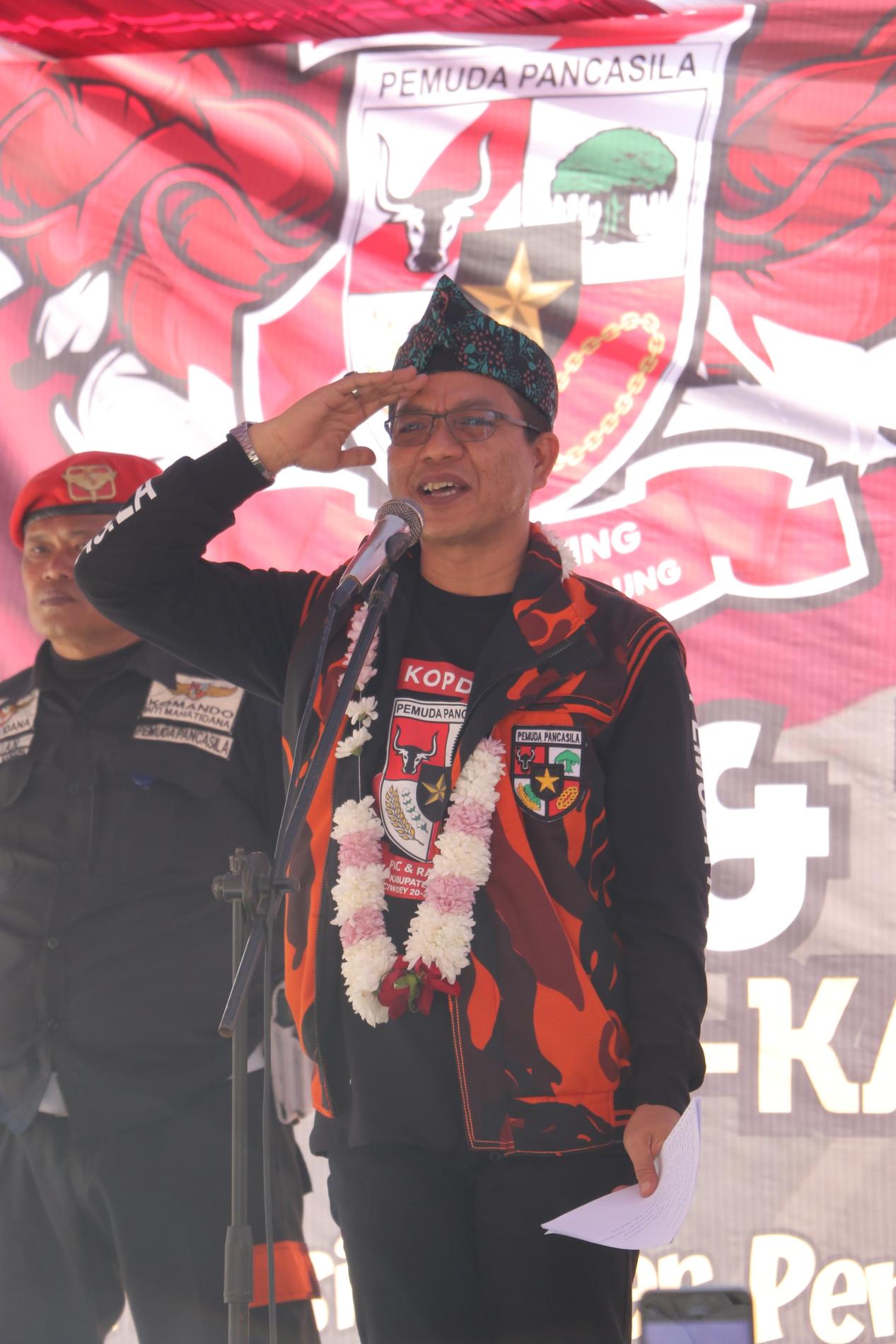 Antusiasme ribuan anggota Pemuda Pancasila Kabupaten Bandung yang kompak mengenakan seragam motif loreng oranye hitam khas PP patut dipuji. 