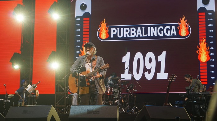 Iwan Fals Tampil Prima Berkonser di Purbalingga, Bawa Ribuan Penonton Ikut Nyanyi Bersama
