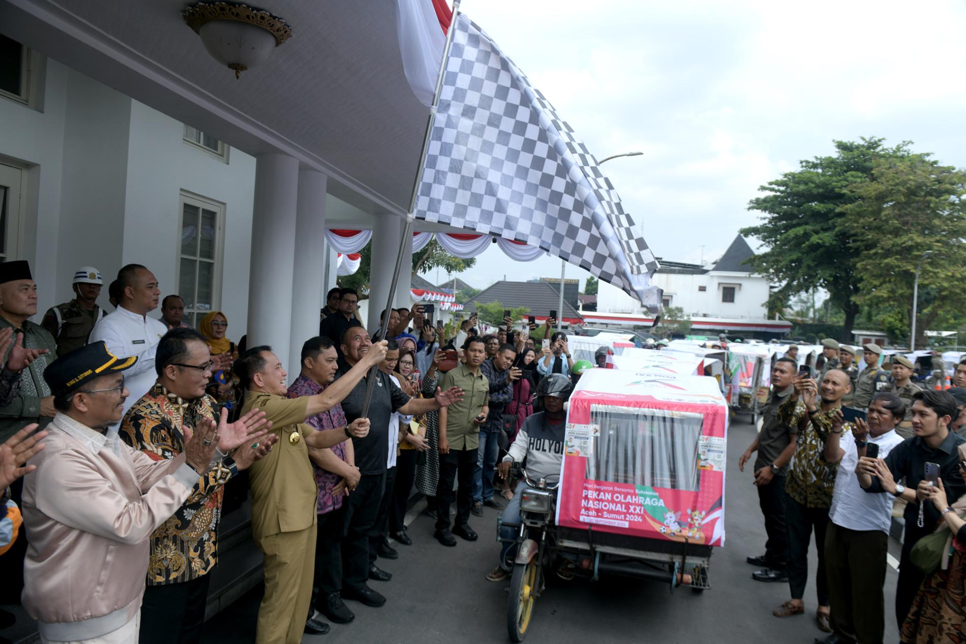 Pj.Gubernur Agus Fatoni Lepas 550 Becak Sosialisasi PON XXI Sumut Aceh 2024
