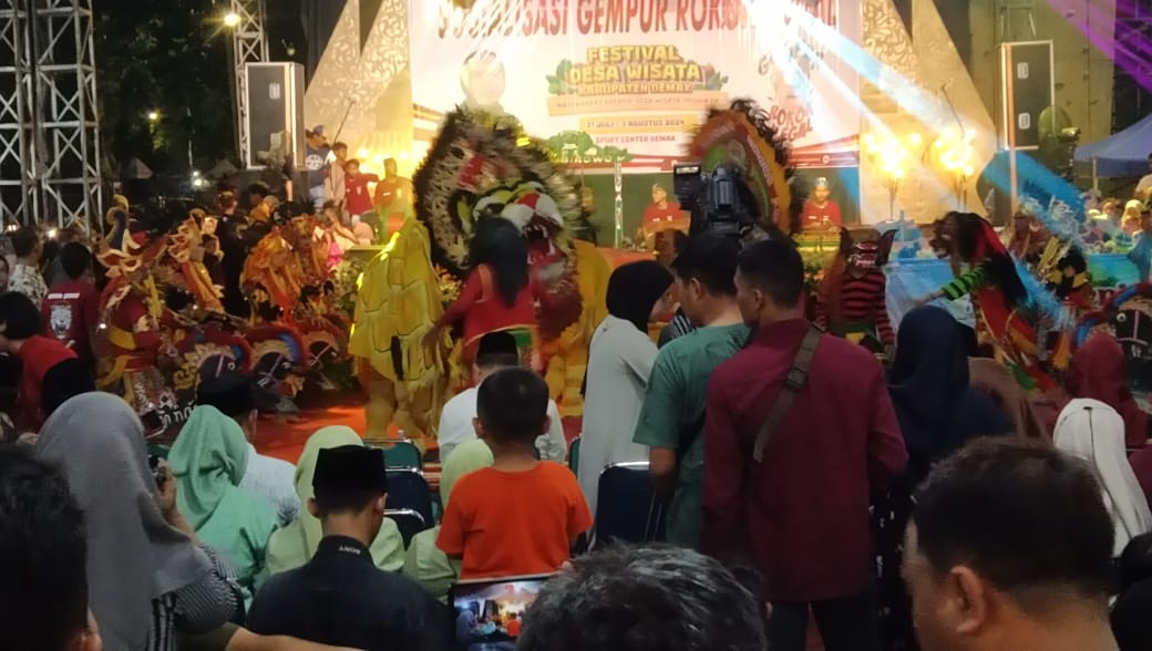 Diguyur Hujan, Festival Deswita Kabupaten Demak Tetap Padat Penonton
