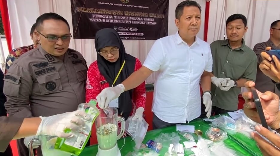 Kajari Kabupaten Semarang saat memusnahkan barang bukti menggunakan blender.