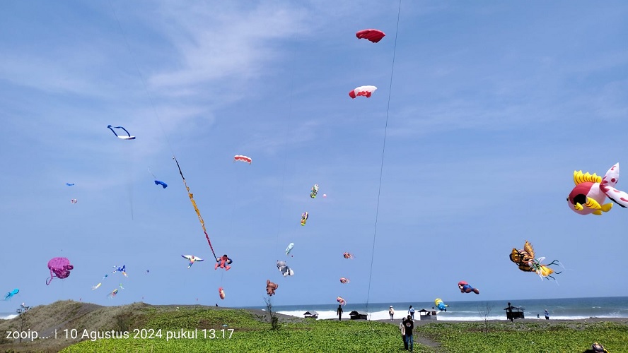 Menikmati Keindahan Layang-layang di Langit Pantai Ketawang dalam PKF 2024