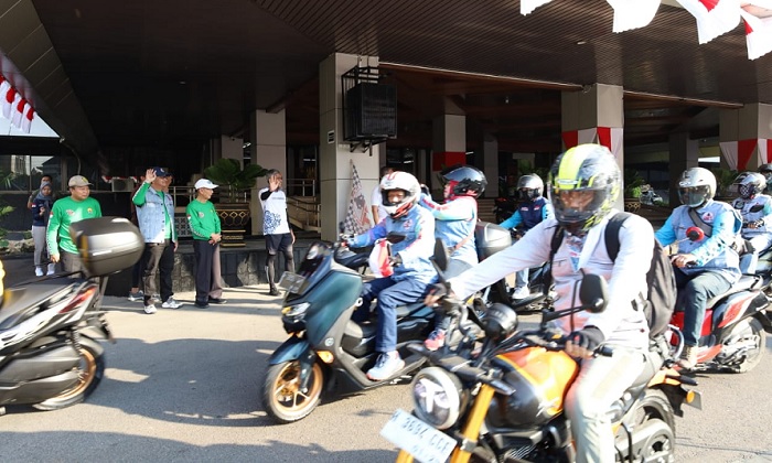 Momentum Hari Jadi Provinsi dan HUT RI, Jateng Bikers Community Bagikan Sembako di Pekalongan